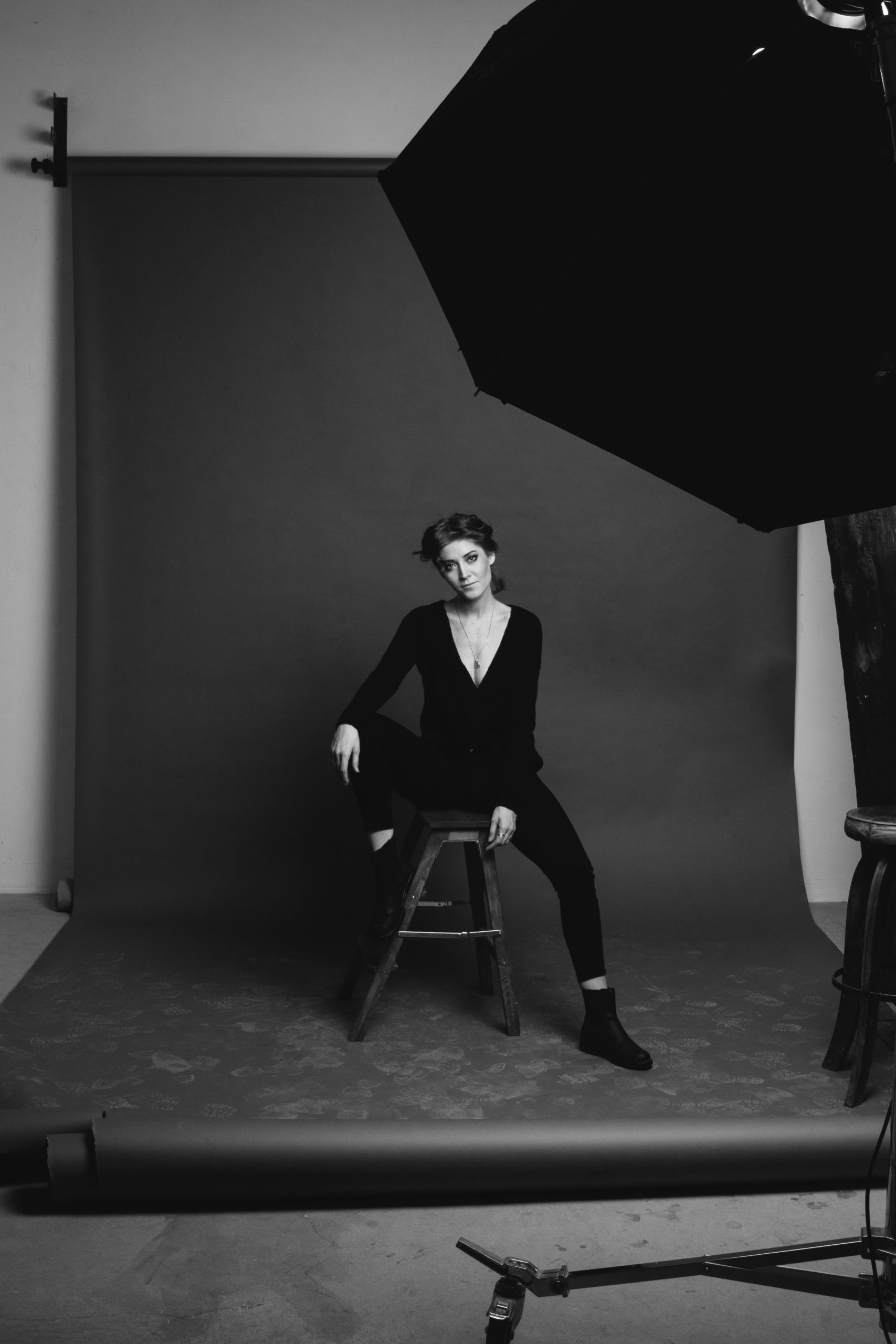 woman-sitting-on-chair-3335431